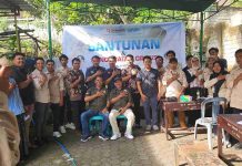 LKSM Ainul Yakin Gandeng HW Peduli Santuni Ratusan Anak Yatim di Sakra Lombok Timur Sekelompok pria dan wanita berfoto bersama di depan spanduk acara bertuliskan Santunan & Pengobatan Gratis, berpose dengan tangan di dada sebagai simbol solidaritas di Sakra.