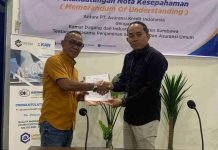 Kadin Sumbawa dan Askrindo Jamin Keamanan Proyek Pengusaha Dua pria berpakaian kasual rapi sedang bersalaman sambil memegang map dokumen kerja sama di depan latar spanduk penandatanganan Nota Kesepahaman antara PT Asuransi Kredit Indonesia dan Kadin Sumbawa.