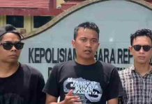 Program Makan Bergizi Tercoreng, LOGIS NTB Dukung PLN Tindak Dapur Nakal Kolase dua foto. Foto kiri memperlihatkan seorang pria berbaju putih dengan kalung merah-putih di depan partisi kayu ukir. Foto kanan menunjukkan tiga pria berdiri di depan gedung kepolisian.