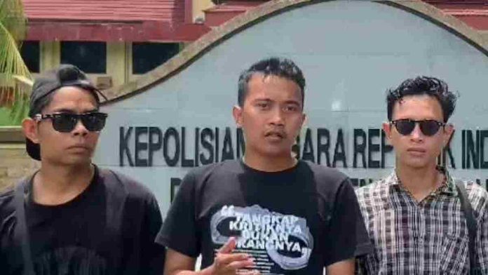 Kolase dua foto. Foto kiri memperlihatkan seorang pria berbaju putih dengan kalung merah-putih di depan partisi kayu ukir. Foto kanan menunjukkan tiga pria berdiri di depan gedung kepolisian.