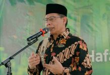 Wabup Lombok Timur Ungkap Strategi Atasi Kemiskinan dan Krisis Gas Foto pertama menampilkan sekelompok pria, termasuk petugas Satpol PP berseragam, sedang melakukan sidak lapangan di sebuah lokasi peternakan. Foto kedua memperlihatkan Wakil Bupati Lombok Timur, H. Moh. Edwin Hadiwijaya, mengenakan batik hitam motif bunga dan peci hitam, sedang berbicara di depan mikrofon dalam sebuah acara resmi.