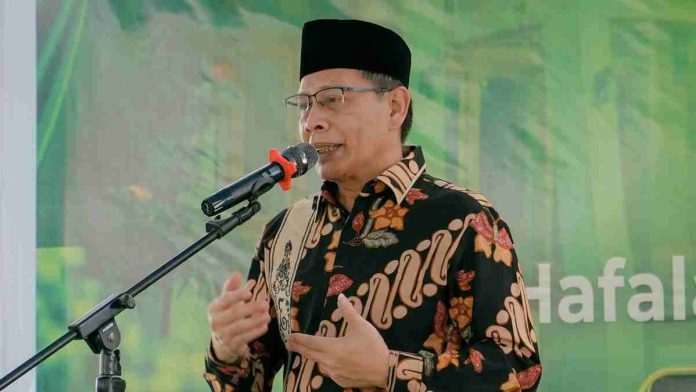 Foto pertama menampilkan sekelompok pria, termasuk petugas Satpol PP berseragam, sedang melakukan sidak lapangan di sebuah lokasi peternakan. Foto kedua memperlihatkan Wakil Bupati Lombok Timur, H. Moh. Edwin Hadiwijaya, mengenakan batik hitam motif bunga dan peci hitam, sedang berbicara di depan mikrofon dalam sebuah acara resmi.