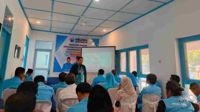 Suasana ruangan pelatihan yang diisi oleh peserta berseragam biru Partai Gelora. Seorang pemateri berdiri di depan proyektor yang menampilkan materi presentasi. Di dinding belakang terdapat spanduk bertajuk 