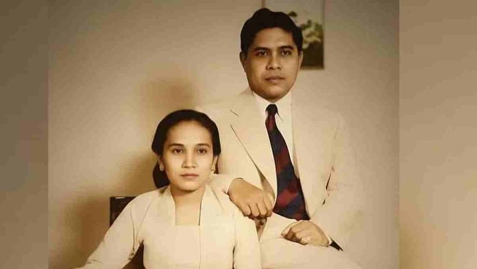 Foto arsip Gubernur pertama NTB Raden Ario Muhammad Ruslan Tjakraningrat mengenakan setelan jas krem dan dasi motif garis, duduk berdampingan dengan istri tercinta.