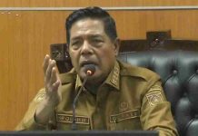 Bupati Lotim Sidak Pelabuhan Kayangan Jaga Stok LPG 3 Kg untuk Rakyat Tiga orang pria mengenakan toga advokat hitam dengan jabot putih duduk di kursi kayu berukir. Pria di depan bersedekap dengan ekspresi serius, sementara rekannya menyimak sambil memegang jam tangan.