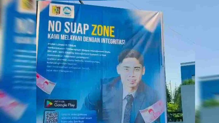 Spanduk biru besar bertuliskan 