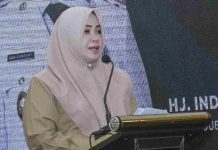 Wagub NTB Umi Dinda Dorong Kolaborasi Lintas Wilayah Guna Tuntaskan Kemiskinan Ekstrem Wakil Gubernur NTB Hj. Indah Dhamayanti Putri mengenakan jilbab cokelat sedang berdiri memberikan sambutan di podium pada acara resmi pemerintahan.