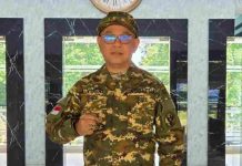 Ketua DPRD Lombok Timur Muhammad Yusri Mantapkan Kepemimpinan Nasional di Akmil Magelang Muhammad Yusri mengenakan seragam loreng militer lengkap berdiri tegak di lobi gedung yang megah. Ia berpose dengan satu tangan mengepal di depan dada.