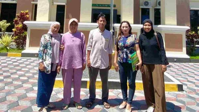 Lima orang berdiri berjejer berfoto bersama di area parkir Pengadilan Agama Selong yang megah. Tiga wanita dan dua pria berpose formal menghadap kamera.