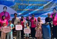 Chili House Edukasi Warga Gili Trawangan Lombok Utara Olah Limbah Organik Jadi Eco Enzyme Sekelompok warga dan anak-anak binaan Chili House berpose bersama pengurus Bhayangkari di depan spanduk kegiatan "Jaga Gili Trawangan dengan Ecoenzyme".