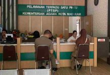 Kasus Perundungan MIN 1 Mataram Berlanjut ke Polresta Akibat Mediasi Buntu Suasana meja pelayanan di kantor PTSP Kementerian Agama Kota Mataram, terlihat petugas sedang melayani masyarakat dengan latar belakang papan nama instansi hijau-emas.