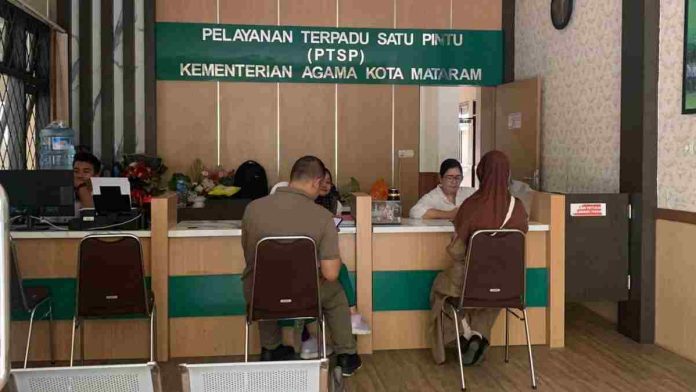 Suasana meja pelayanan di kantor PTSP Kementerian Agama Kota Mataram, terlihat petugas sedang melayani masyarakat dengan latar belakang papan nama instansi hijau-emas.