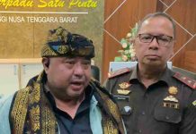 Komisi III DPR RI Soroti Kejanggalan Kasus Gratifikasi DPRD NTB dan Camat Dompu Habib Aboe Bakar Al-Habsyi mengenakan udeng tradisional dan selendang songket sedang berbicara didampingi pejabat Kejaksaan Tinggi NTB berseragam cokelat.
