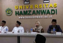 Universitas Hamzanwadi Go Global, Belasan Mahasiswa Pariwisata Berangkat Magang ke Jepang Empat orang duduk di meja panjang saat konferensi pers. Seorang wanita berhijab di tengah berbicara memegang mikrofon, didampingi tiga pria berpeci. Latar belakang dinding tertulis UNIVERSITAS HAMZANWADI.