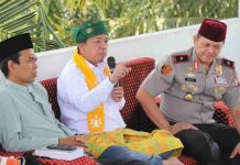 Menteri Nusron Wahid Instruksikan BPN Jangan Sampai Mempersulit Rakyat Menteri Nusron Wahid memakai busana melayu putih dan tanjak hijau sedang memegang mik, duduk di antara Ustaz Abdul Somad dan Wakapolda Riau Brigjen Pol Hengki Haryadi.