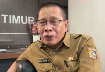 Wabup Lotim : Masih Perlukah Upacara Hari Otonomi Daerah? Foto close-up Wakil Bupati Lombok Timur Moh. Edwin Hadiwijaya mengenakan seragam dinas cokelat (KHAKI) sedang berbicara memberikan penjelasan resmi di depan kamera.