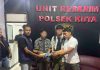 Polres Lombok Utara Tangkap WNA Korea Selatan Pelaku Pemerkosaan Suasana di ruang Unit Reskrim Polsek Kuta, terlihat sejumlah petugas kepolisian sedang mengamankan seorang pria tersangka (wajah disamarkan) mengenakan kemeja motif bunga.