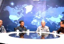 NTB Luncurkan Desa Berdaya Tekan Kemiskinan dan Pacu Kemandirian Ekonomi Empat orang pria duduk melingkari meja rapat putih di dalam studio TV dengan latar belakang layar besar yang menampilkan peta dunia digital berwarna biru.