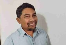 Bantuan Selimut Korban Kebakaran Pasar Dikritik, DPRD Lotim Sebut Kadis Tidak Siap Hadapi Bencana Empat pria duduk melingkar di meja rapat studio TV dengan latar belakang layar besar peta dunia biru, sedang melakukan diskusi formal atau audiensi.
