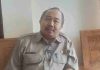 Pemda Lombok Timur Hapus Denda PBB Berlaku Mulai April Hingga Desember Bupati Haerul Warisin memakai jaket hijau gelap dan kacamata hitam sedang menyalami warga di lokasi terbuka, didampingi staf BPBD berseragam putih dan topi oranye.