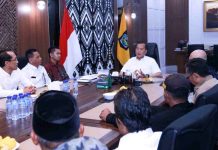 Gubernur NTB Tetapkan Empat Pilar Pembangunan Desa Foto bersama Gubernur NTB Lalu Muhamad Iqbal dengan pengurus FKKD Lombok Timur di ruang kerja, mengenakan batik dan peci hitam dengan latar lambang daerah.