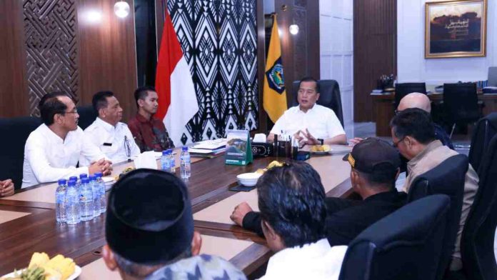 Foto bersama Gubernur NTB Lalu Muhamad Iqbal dengan pengurus FKKD Lombok Timur di ruang kerja, mengenakan batik dan peci hitam dengan latar lambang daerah.