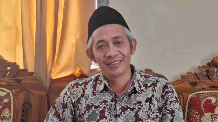 Ketua Baznas Lombok Utara, Selamat Riyadi, memberikan penjelasan mengenai strategi pendataan dan target distribusi hewan kurban Iduladha 1447 H dalam sebuah pertemuan resmi.