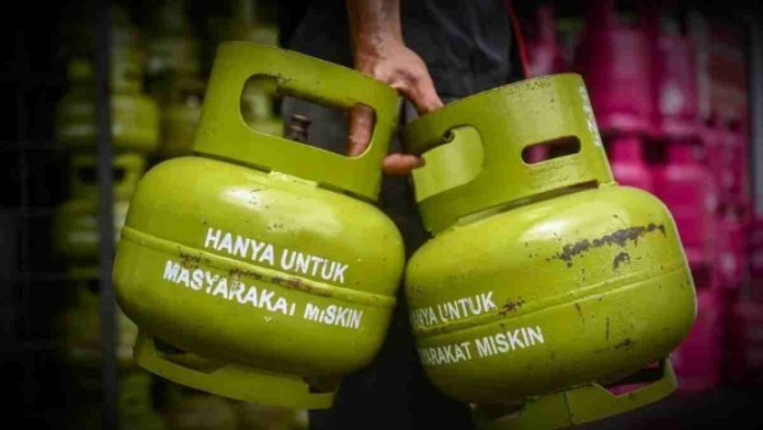 Dua tabung gas LPG 3 kg berwarna hijau bertuliskan 