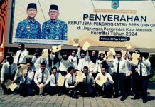 Wali Kota Mataram Tolak PHK Massal Jamin Nasib Ribuan Tenaga PPPK Paruh Waktu Sekelompok pegawai PPPK Kota Mataram berseragam putih hitam berfoto bersama sambil mengangkat dokumen surat keputusan di depan baliho besar bergambar Wali Kota dan Wakil Wali Kota.