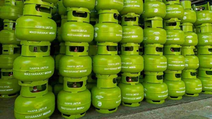 Deretan tabung gas elpiji 3 kg berwarna hijau yang tertumpuk rapi di gudang pangkalan, menampilkan tulisan 