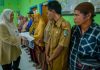Wagub NTB Indah Dhamayanti Serahkan Bantuan Korban Kebakaran Desa Lido