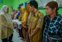Wagub NTB Indah Dhamayanti Serahkan Bantuan Korban Kebakaran Desa Lido
