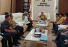 Bupati Haerul Warisin Komit Pertahankan Predikat Lotim Informatif Bupati Haerul Warisin duduk di kursi sofa putih memimpin pertemuan dengan delegasi KI NTB yang duduk berhadapan di ruang tamu pendopo kabupaten.