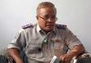Dishub Lombok Timur Bongkar Pemicu Pemborosan Tagihan Listrik PJU Kepala Dinas Perhubungan Safwan mengenakan seragam dinas perhubungan abu-abu dengan atribut lengkap, berkacamata, sedang memberikan keterangan di dalam ruangan.
