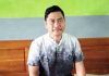 Pencatutan Nama NTB Care oleh Oknum Dinilai Ilegal, LBH Mihajirin: Masyarakat Wajib Waspada Foto close-up Suhardi, Ketua LBH Mihajirin Legal Centre, sedang memberikan pernyataan resmi mengenai legalitas layanan pengaduan NTB Care dengan latar belakang kantor.