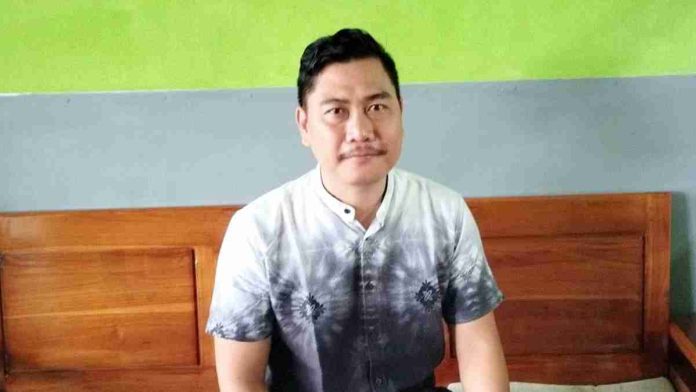 Foto close-up Suhardi, Ketua LBH Mihajirin Legal Centre, sedang memberikan pernyataan resmi mengenai legalitas layanan pengaduan NTB Care dengan latar belakang kantor.