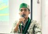 HMI Mataram Kritik Keras Anggaran Pendidikan NTB Hanya 7 Persen Pria berkacamata mengenakan seragam dinas perhubungan abu-abu dengan atribut lengkap di bahu, sedang duduk memberikan penjelasan dalam sebuah sesi wawancara.