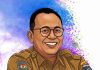 Kritik, Etika, dan Batas Hukum di Ruang Digital Ilustrasi karikatur Dr. H. Ahsanul Khalik, Kepala Dinas Kominfotik NTB, mengenakan seragam dinas cokelat (PNS) dengan latar belakang percikan warna biru dan ungu yang artistik.