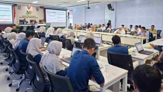 Suasana rapat rilis Berita Resmi Statistik di kantor BPS Provinsi Nusa Tenggara Barat yang dihadiri sejumlah staf dan tamu undangan dengan latar layar presentasi data ekonomi.