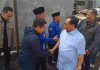 Sekjen Demokrat Herman Khaeron Konsolidasi dan Panen Kentang di Sembalun Herman Haeron mengenakan kemeja biru muda logo Demokrat bersalaman dengan pria berjaket biru tua, didampingi jajaran pengurus partai di area terbuka Sembalun.