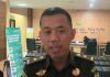 Kejari Lombok Tengah Beri Sinyal Tersangka Korupsi Dum Truck DLH Seorang pria berseragam jaksa berwarna cokelat dengan tanda pangkat sedang berbicara di depan kamera dalam ruangan Pelayanan Terpadu Satu Pintu.