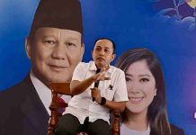 Tegakkan KIP, Komisi Informasi NTB Minta PPID Paham Klasifikasi Data Enam orang, terdiri dari lima pria dan satu wanita, berdiri berjejer di koridor gedung dengan latar belakang hiasan bendera merah putih kecil di langit-langit.