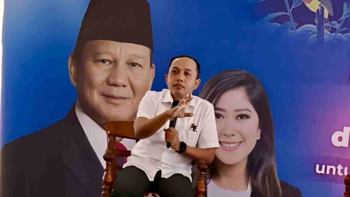 Enam orang, terdiri dari lima pria dan satu wanita, berdiri berjejer di koridor gedung dengan latar belakang hiasan bendera merah putih kecil di langit-langit.