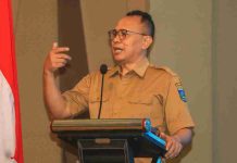 Di Rakernis Humas Polda NTB, Kadis Kominfotik: Humas Penentu Kepercayaan Institusi Kadis Kominfotik NTB Ahsanul Khalik berbicara di podium dalam acara Rakernis Bidang Humas Polda NTB di Hotel Aston Inn Mataram mengenai transformasi komunikasi publik.