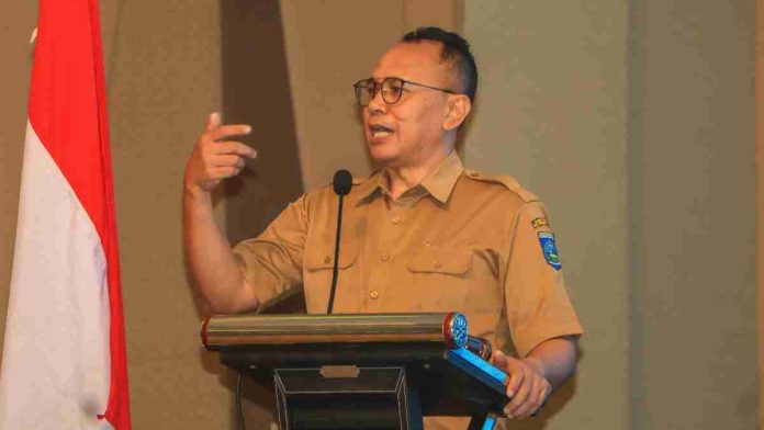 Kadis Kominfotik NTB Ahsanul Khalik berbicara di podium dalam acara Rakernis Bidang Humas Polda NTB di Hotel Aston Inn Mataram mengenai transformasi komunikasi publik.
