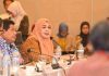 Wagub NTB Indah Dhamayanti Putri Perkuat Sinergi Bali-Nusra di MPU 2026 Wakil Gubernur NTB Hj. Indah Dhamayanti Putri mengenakan hijab oranye dan batik cokelat, duduk di meja pimpinan rapat berdampingan dengan Wamendagri Bima Arya dalam sebuah forum resmi.