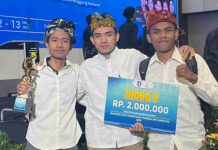 Inovasi Kroto Herbal Mahasiswa Masbagik Sabet Juara 3 Business Plan HIPMI NTB Tiga pemuda mengenakan kemeja putih dan ikat kepala tradisional (sapuk) berdiri di depan panggung acara BPD HIPMI NTB sambil memegang trofi emas dan papan hadiah simbolis Juara 3 senilai Rp 2.000.000.