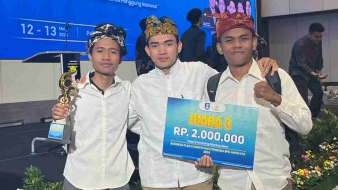 Tiga pemuda mengenakan kemeja putih dan ikat kepala tradisional (sapuk) berdiri di depan panggung acara BPD HIPMI NTB sambil memegang trofi emas dan papan hadiah simbolis Juara 3 senilai Rp 2.000.000.