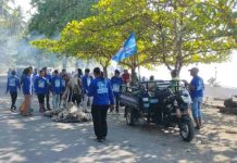 Demokrat Lombok Timur Bersihkan Pantai Peringati HUT ke-25