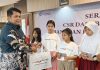 Sinergi Bank Jatim dan Bank NTB Syariah Bagikan Kacamata Gratis untuk Pelajar Jawa Timur